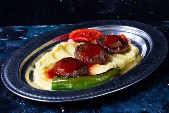 Püre Yatağında Izgara Köfte