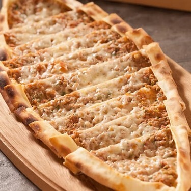 Kıymalı Kaşarlı Pide