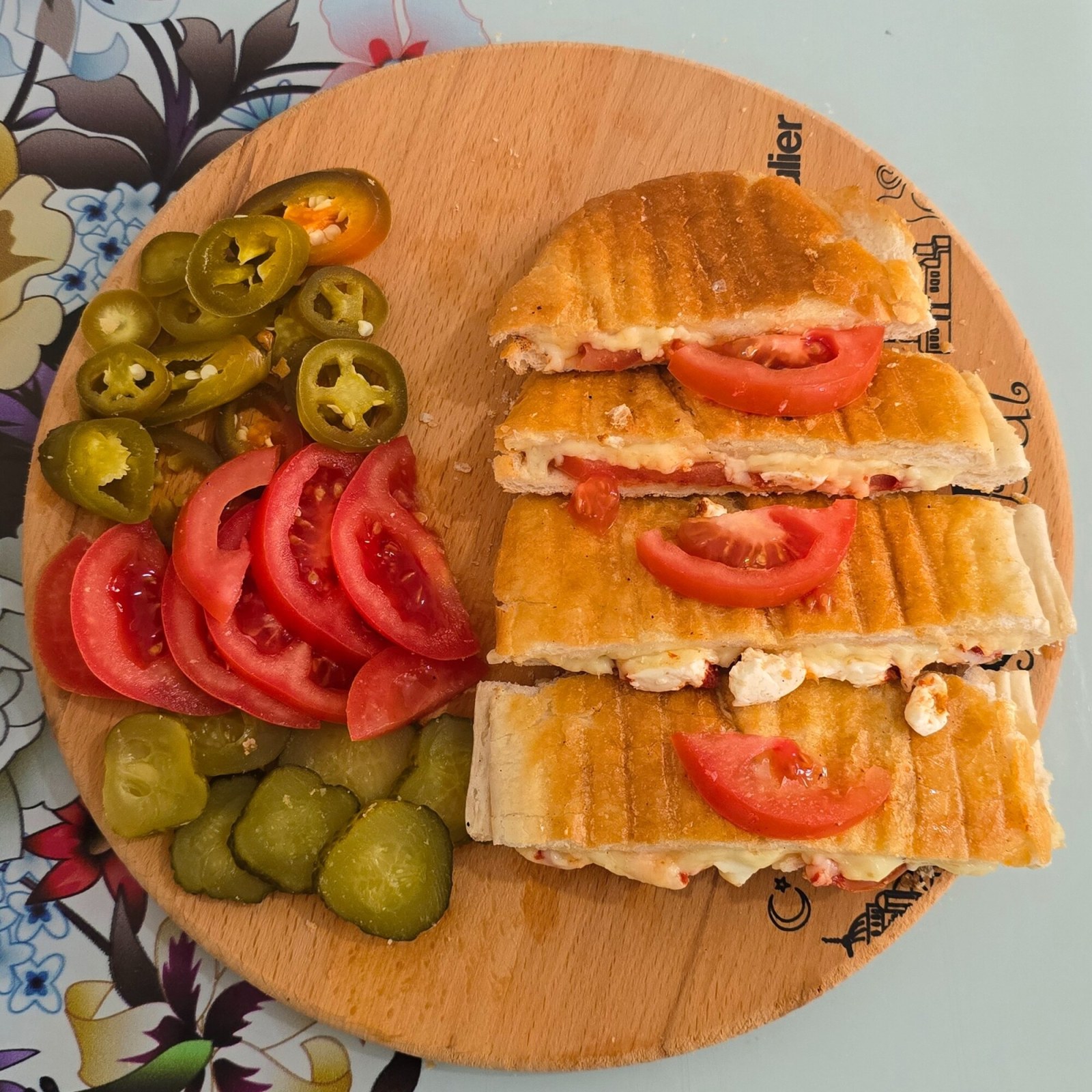 Yarım Ekmek Yumurtalı Tost (200 ml) ayran ikram