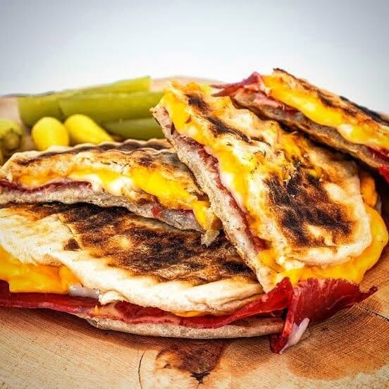 Bazlama Arası Pastırmalı Yumurta