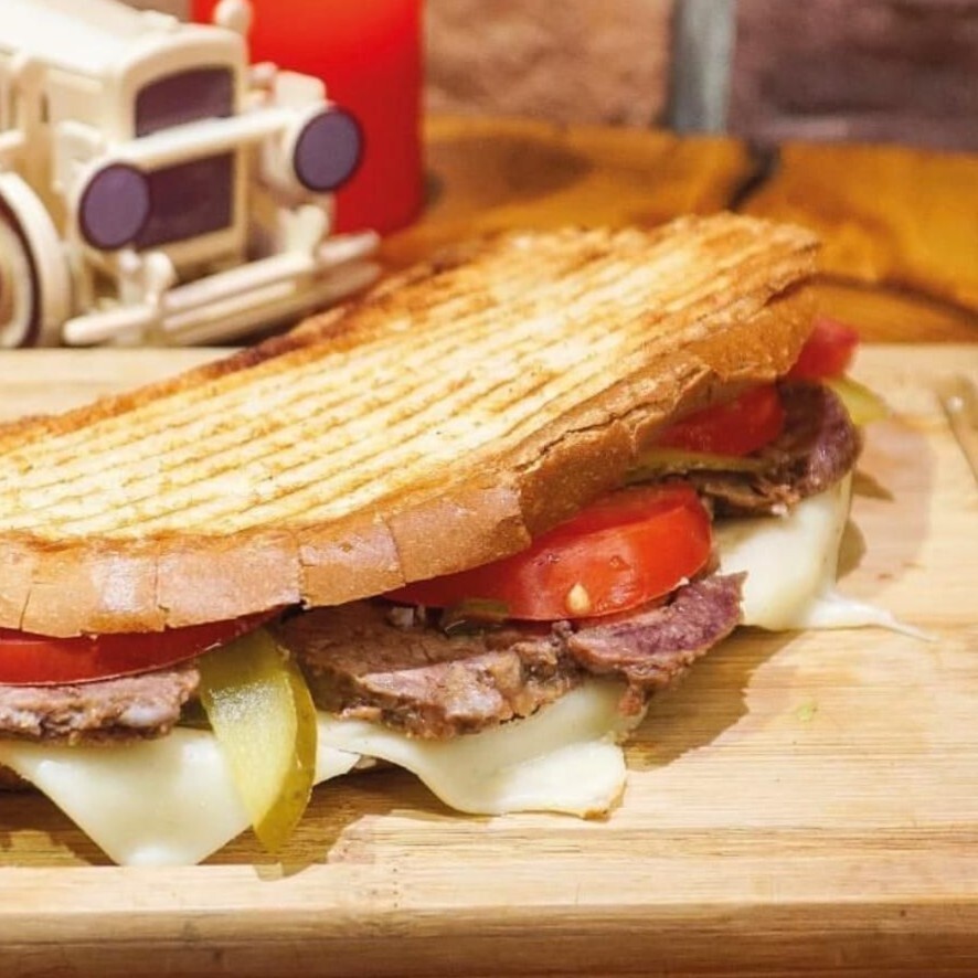 Kavurmalı Kaşarlı Tost
