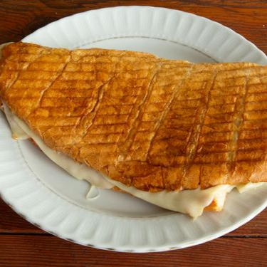 Üç Çeyrek Kaşarlı tost