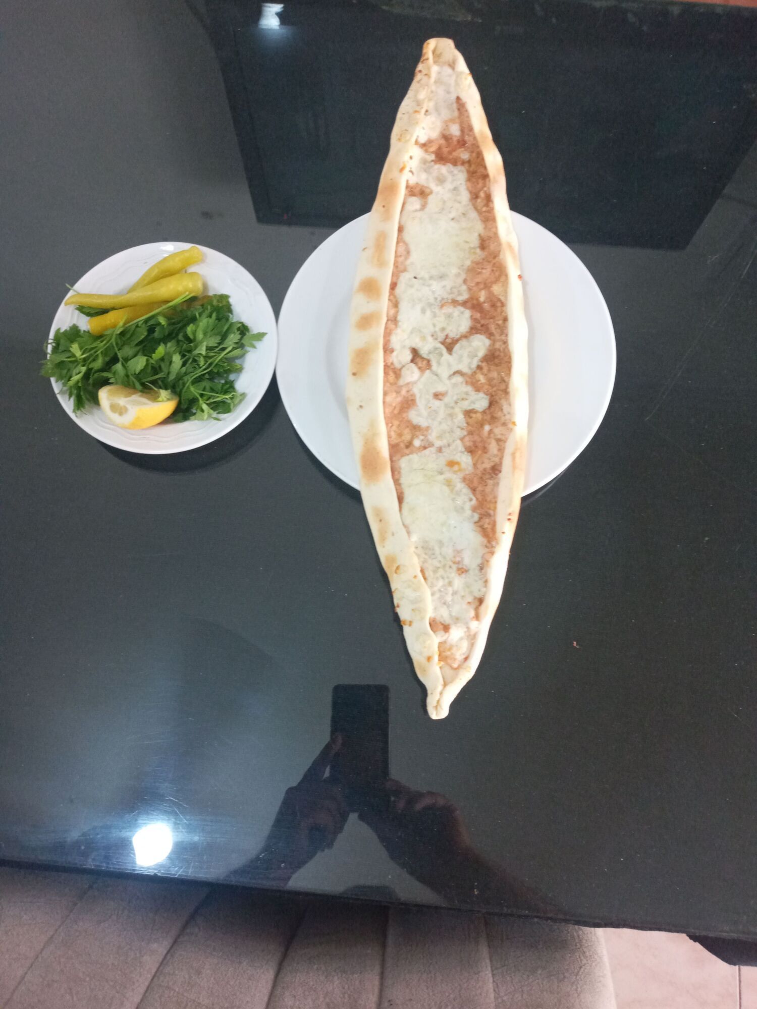 Kaşarlı Kıymalı Pide MAYDANOZ LIMON TURSU ILE