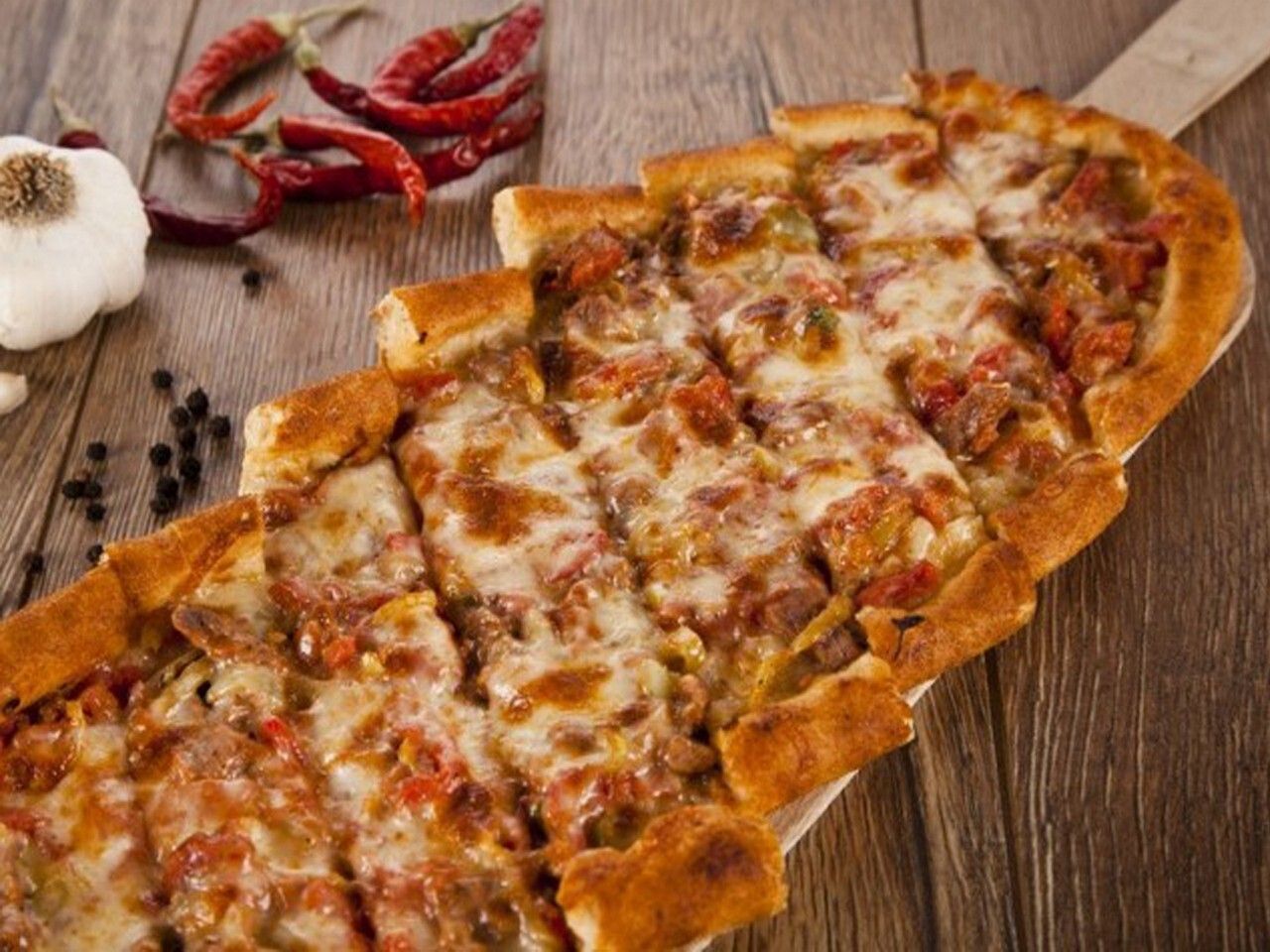 Kuşbaşılı Kaşarlı Pide