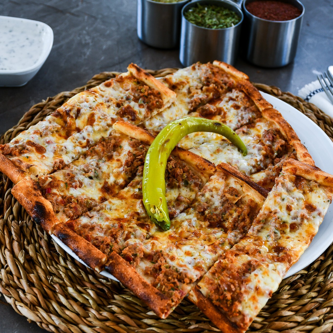 Kıymalı Kaşarlı Pide