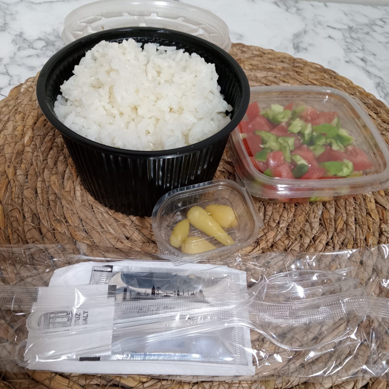 Ekonomik Pilav Üstü Çoban Salatası
