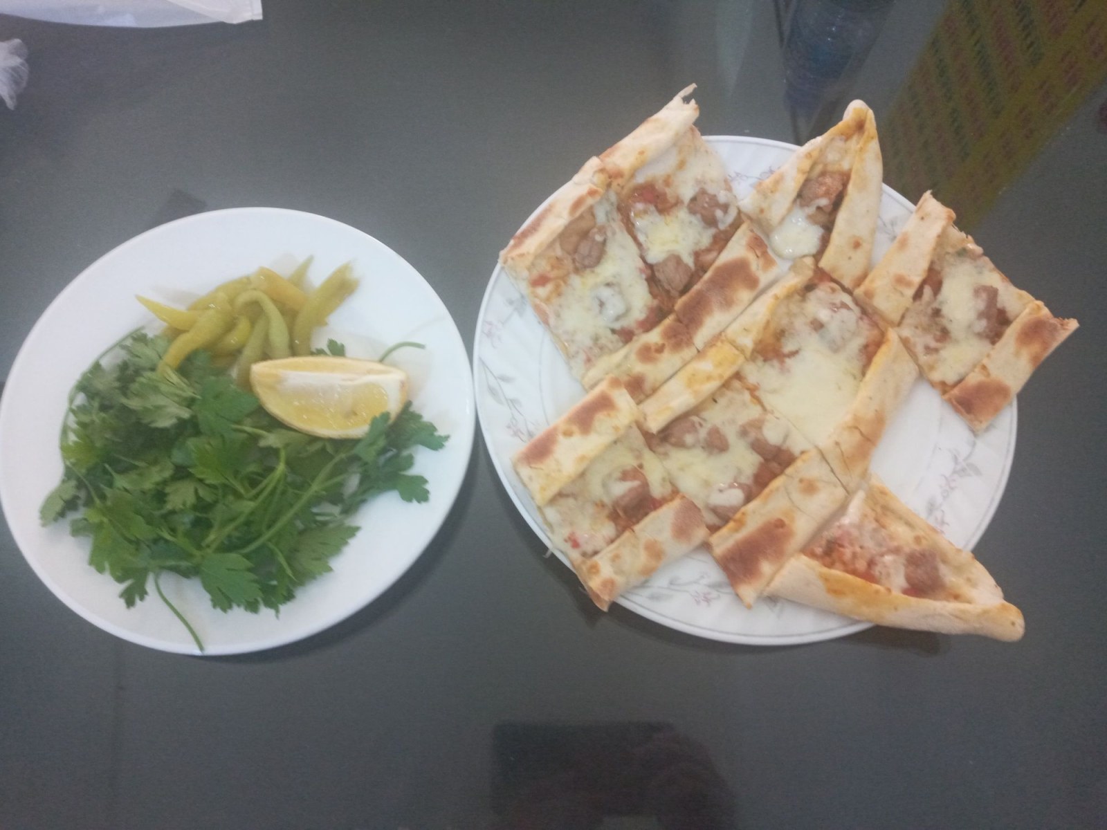 Kuşbaşılı Kaşarlı Pide MAYDANOZ LIMON VE TURSU ILE BIRLIKTE