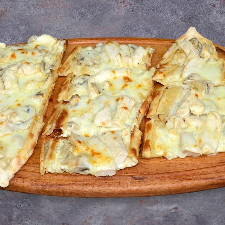 Mantar Soslu Tavuklu Kaşarlı Pide