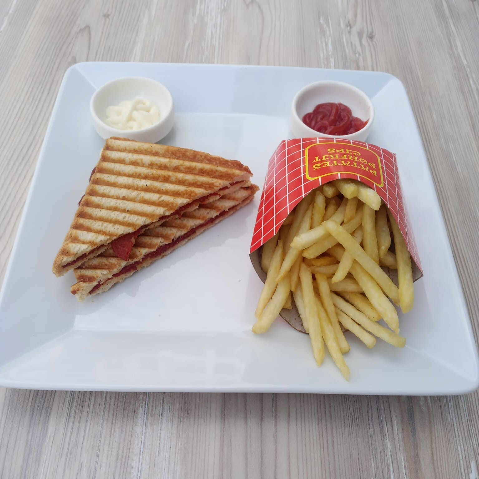 Sucuklu Tost + Patates Kızartması (120 Gr)