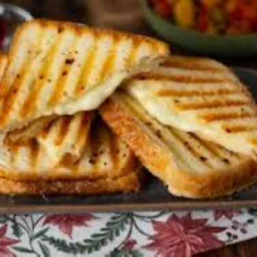 Üç Katlı Tost Kaşarlı