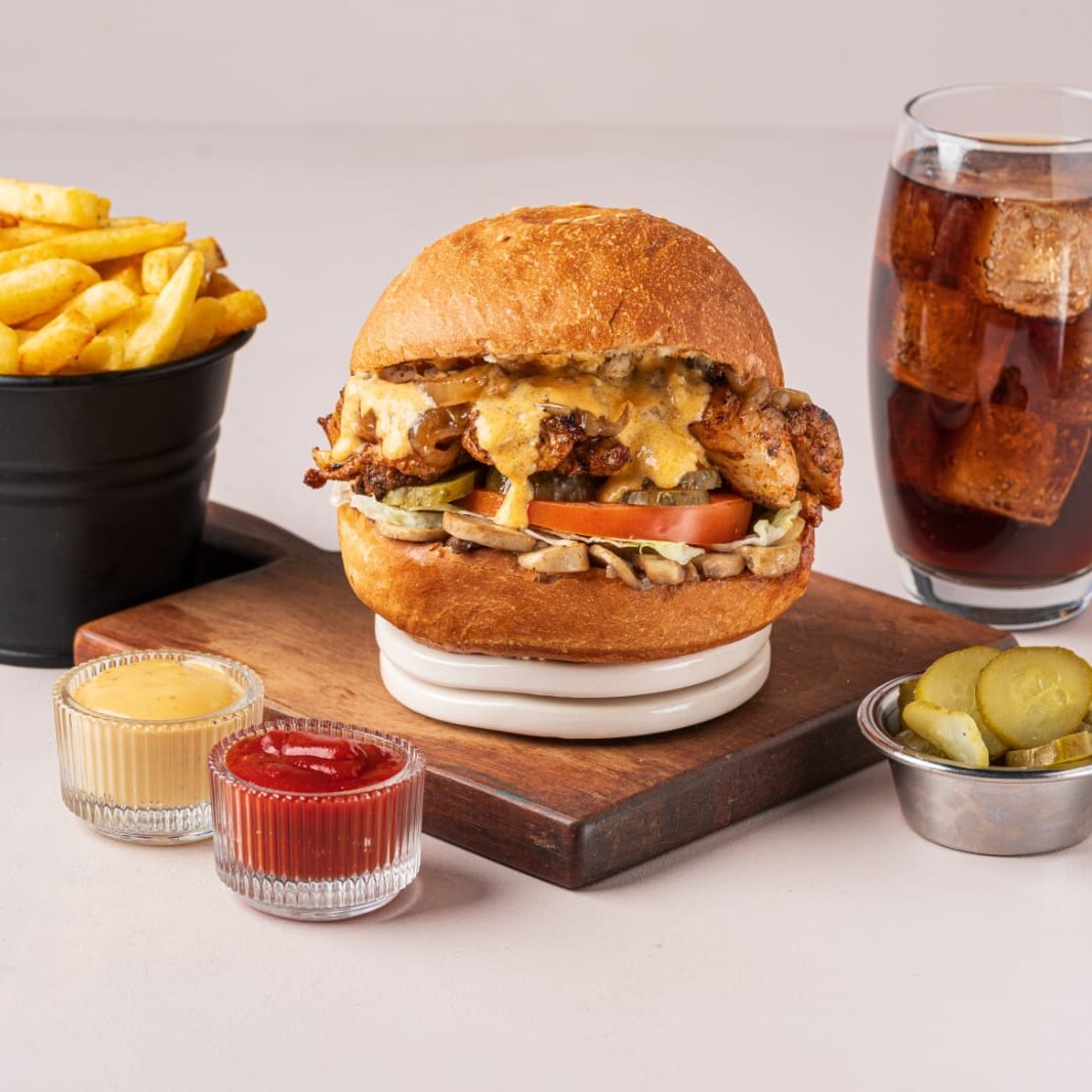 Chedarlı Mantarlı Tavuk Burger Menü
