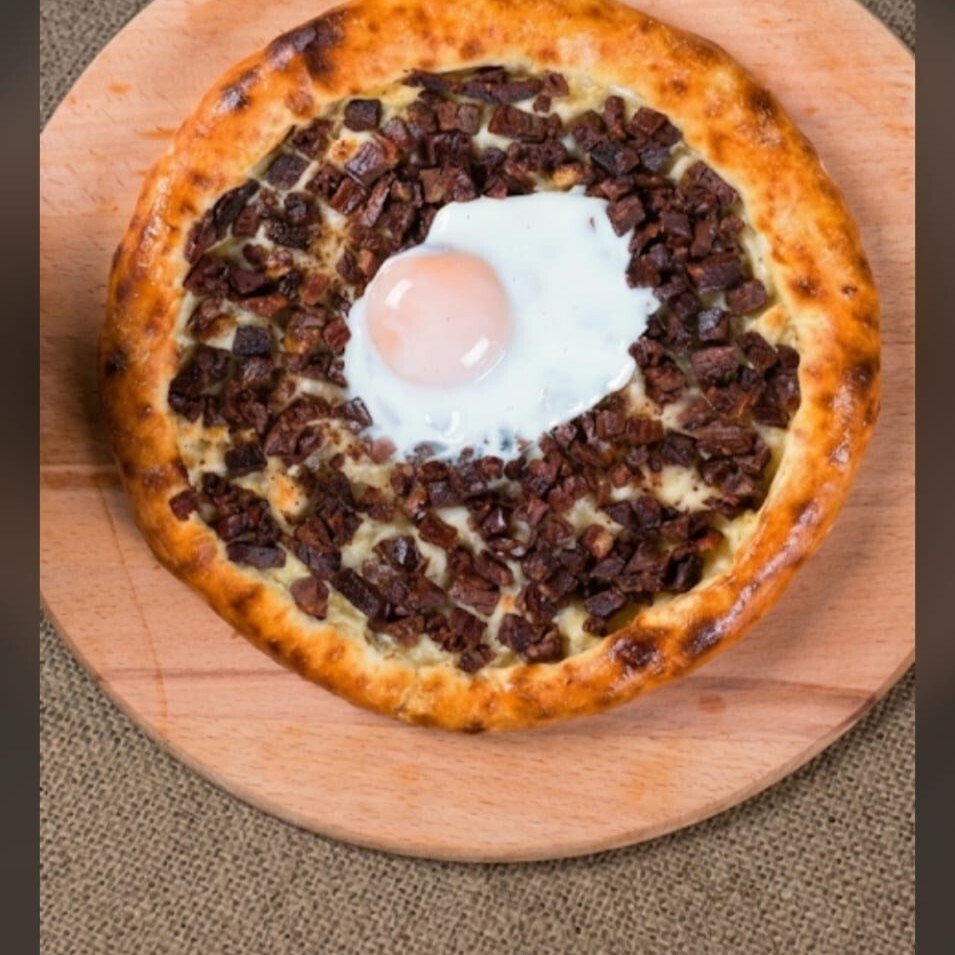 Tereyağlı Kavurmalı Yumurtalı Pide