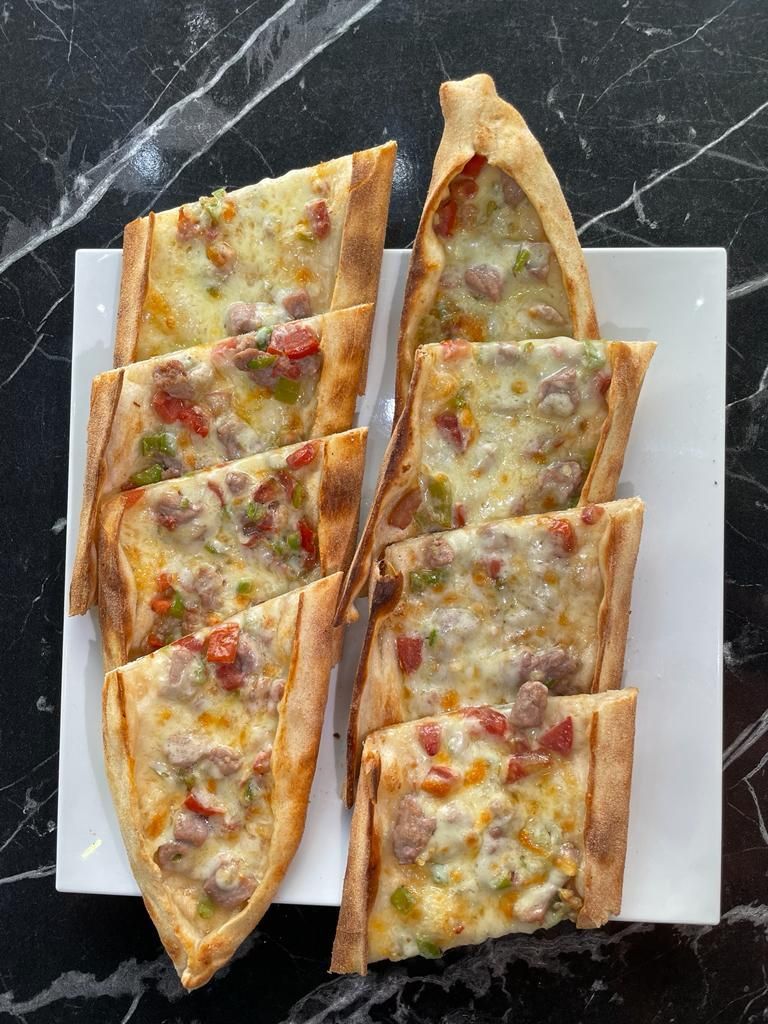 Kuşbaşılı Kaşarlı Pide