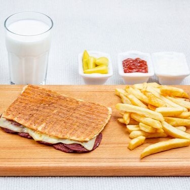 Sucuklu Tost+ Patates+İçecek seçimi