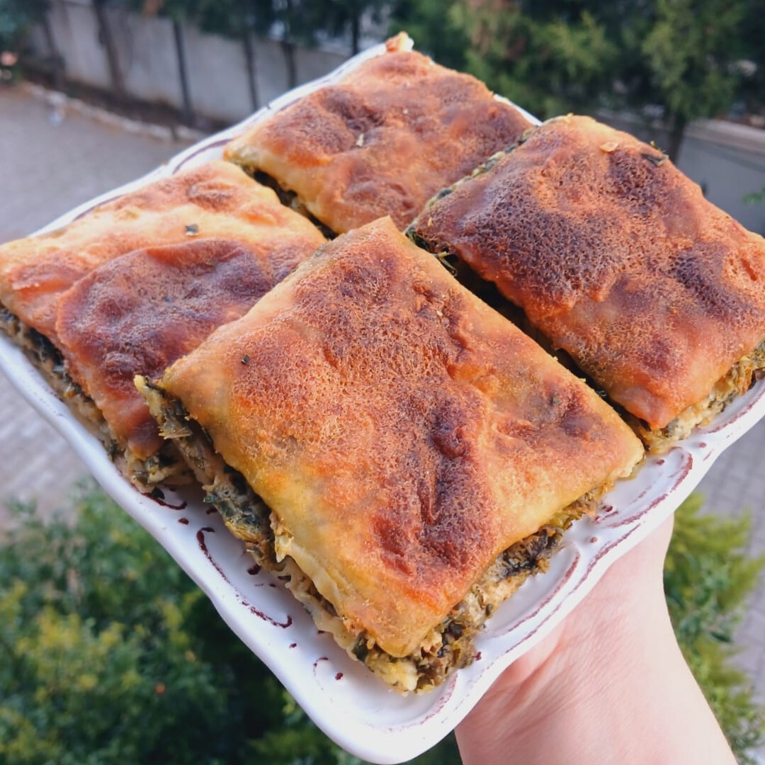 Otlu Tepsi Böreği Dilim & El Açması