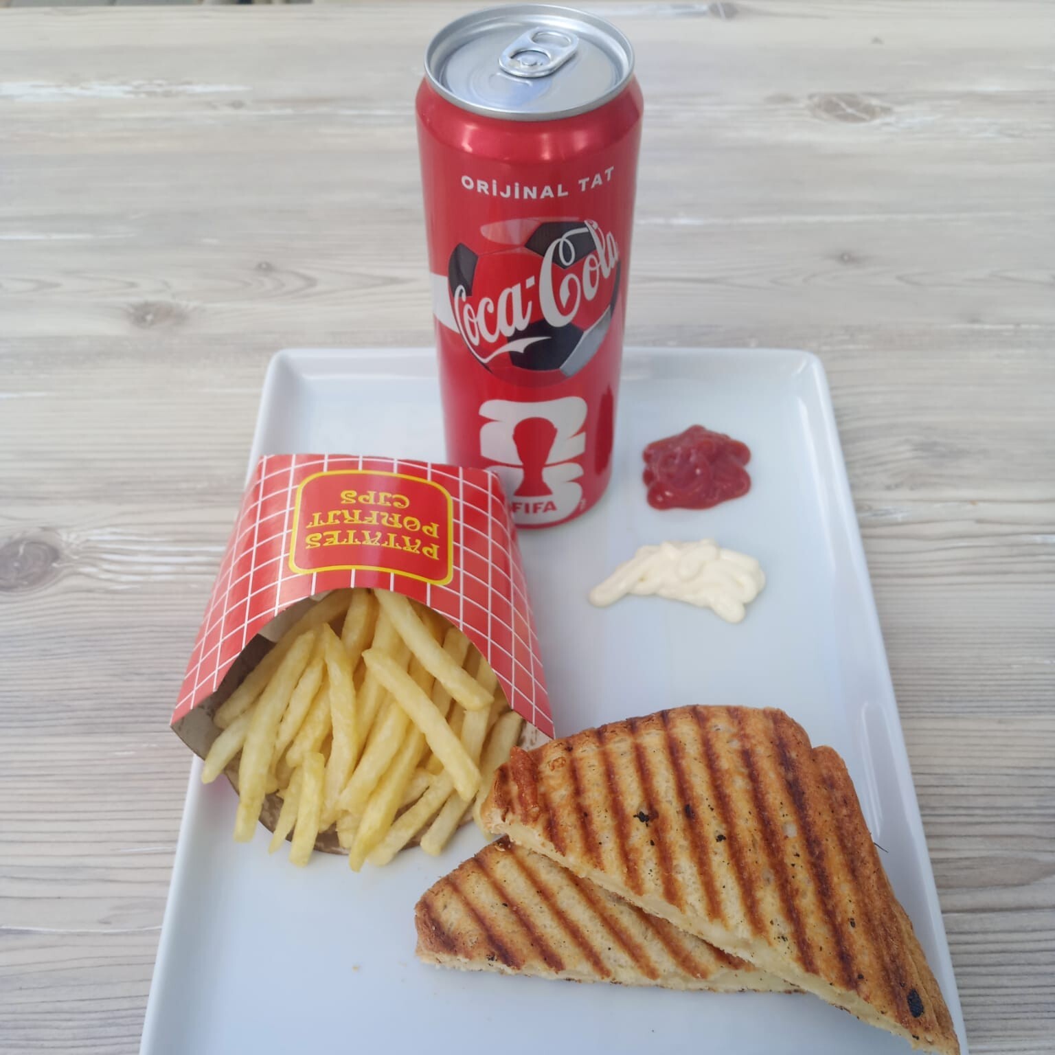 Kaşarlı Tost + Patates Kızartması (120 gr) + İçecek Seçimi
