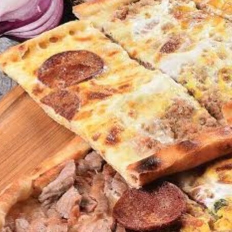 Kuşbaşı, Kıyma, Sucuk, Kaşar peyniri ile Super Lux Full Karışık Pide