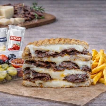 Kavurmalı Kaşarlı yumurtalı tost 130gr özel ekmeğe ev yapımı salça kullanılarak servis edilir