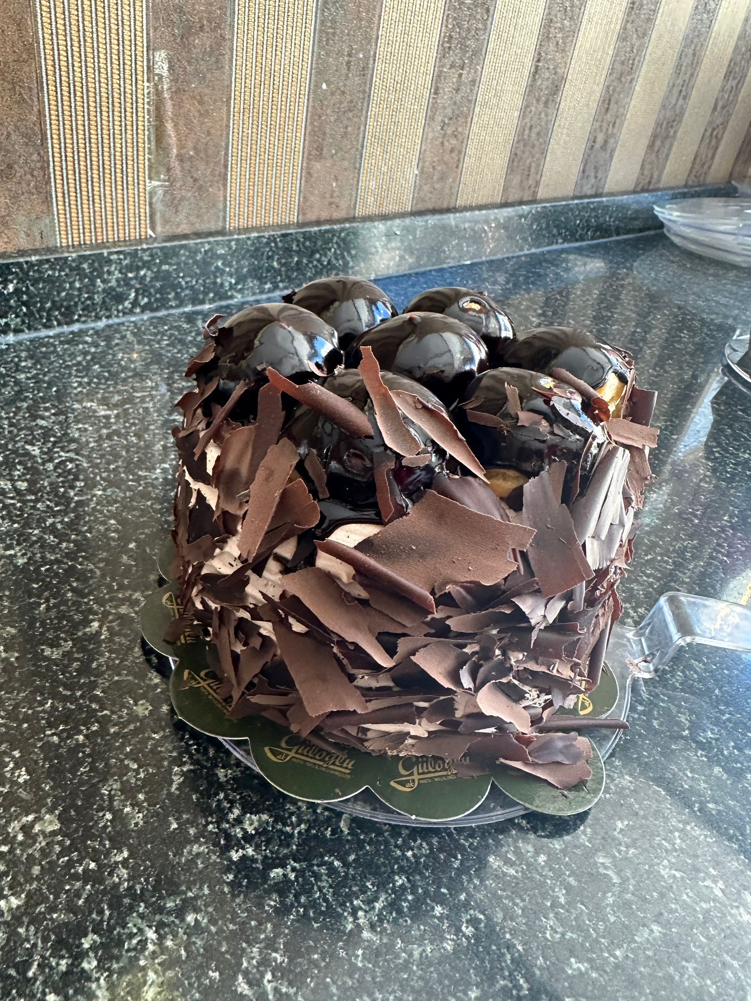 Profiterollü Çikolatalı Pasta