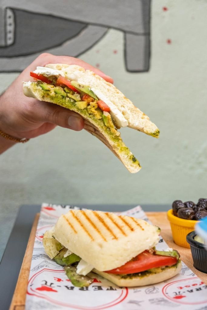 Pesto Soslu Avokado Tost