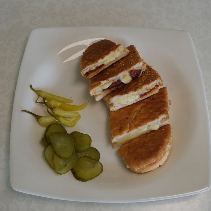 Sandviç Ekmeğine Kaşarlı Sucuklu Tost