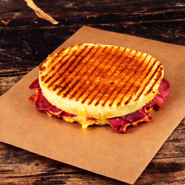 Pastırmalı Kaşarlı Tost