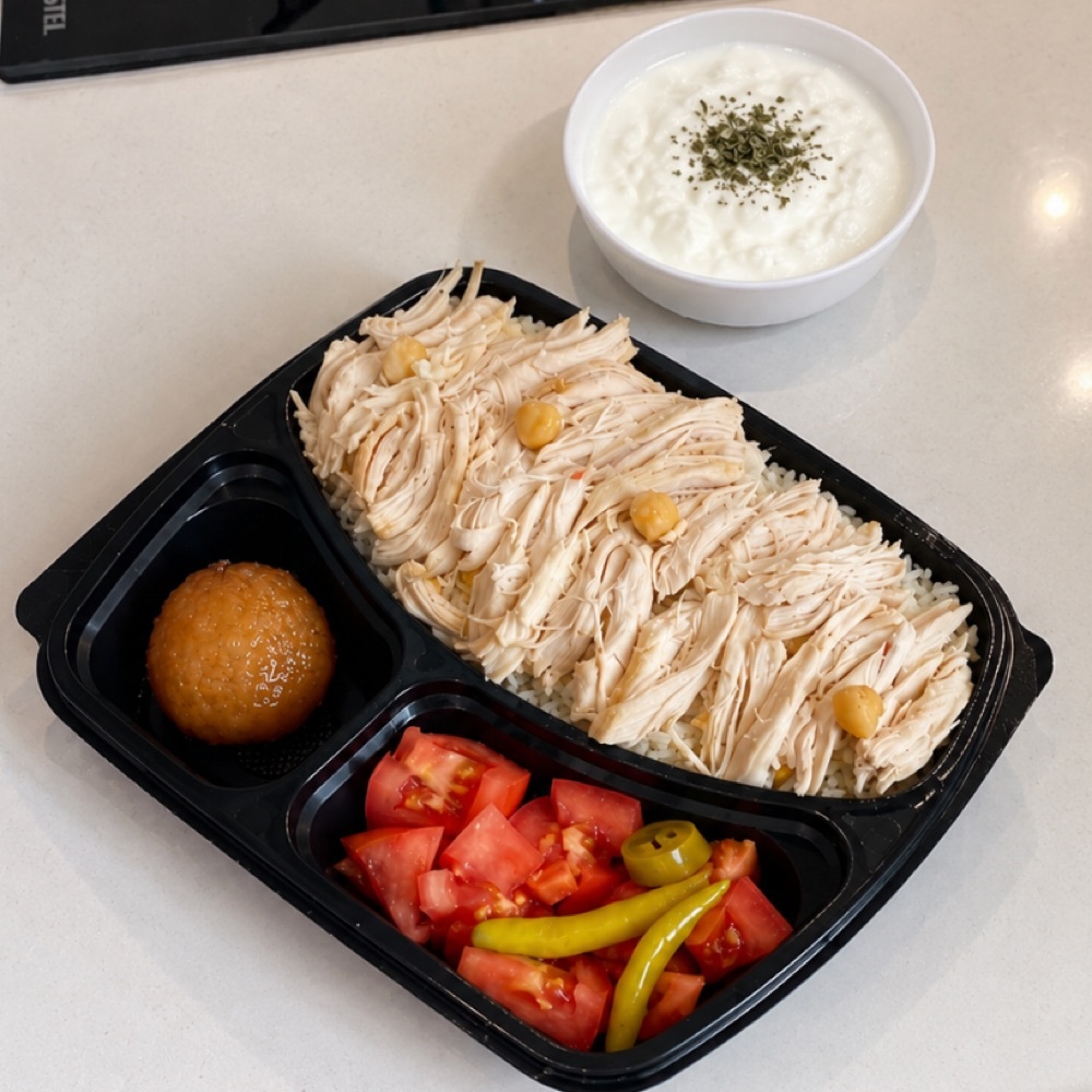 Tavuklu nohutlu pilav+yoğurt+Tatlı ikram
