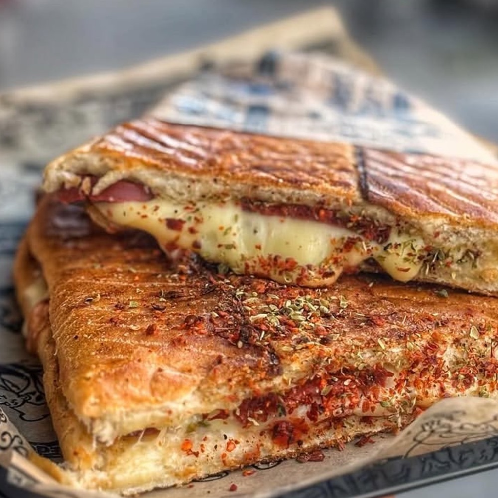 Şalçalı Sucuklu Tost