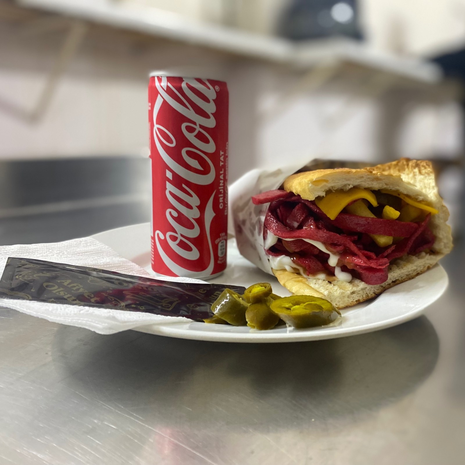 Patsocu Ferroo Special’s Yarım Ekmek Arası Sosisli Kaşarlı Patso Coca Cola Menü (250cl)