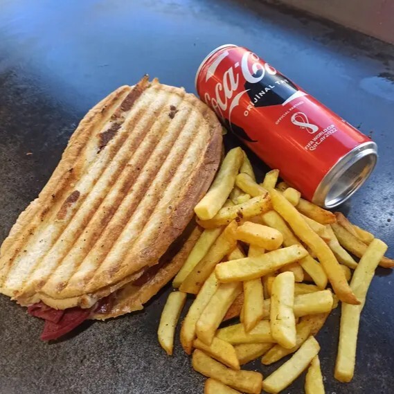 Ayvalık Tostu Menü