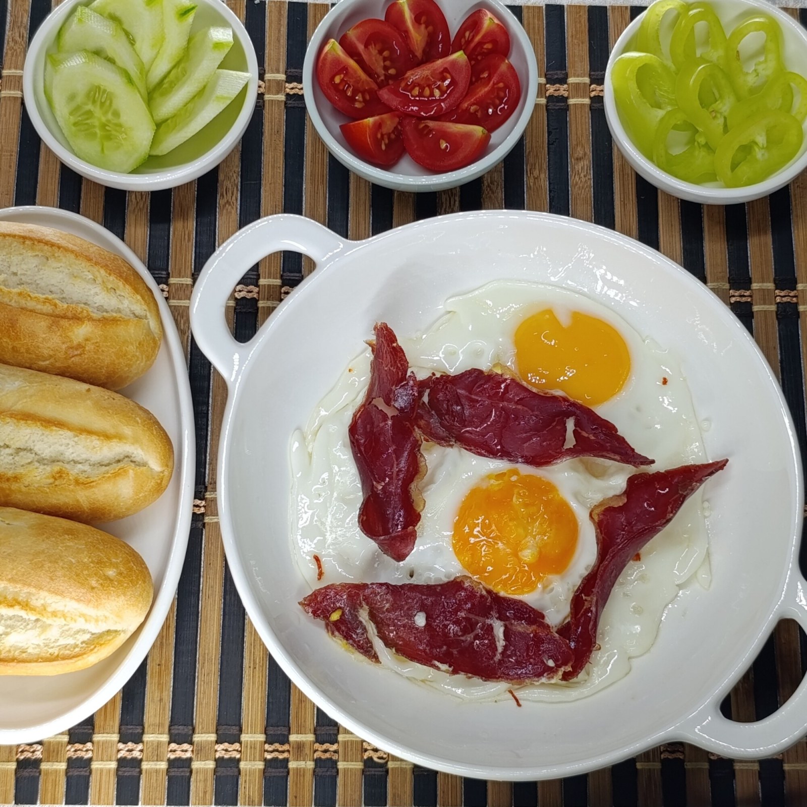 Sahanda Pastırmalı Yumurta