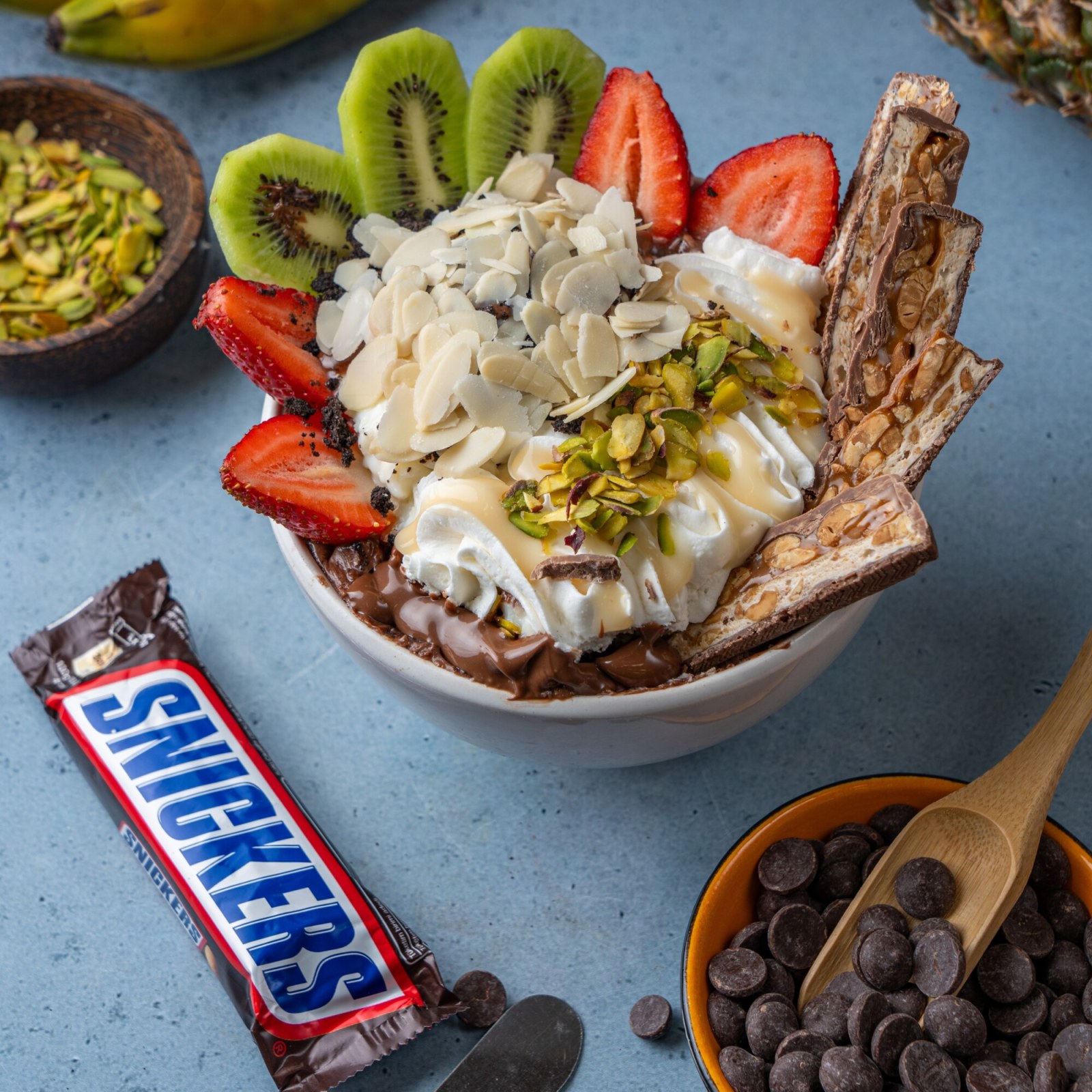 Snickerslı Meyve Salatası