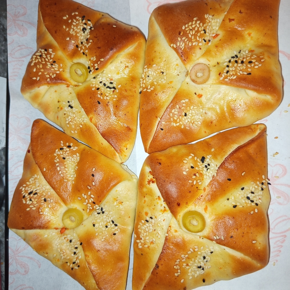 Yeşil Zeytinli Havuçlu Pide