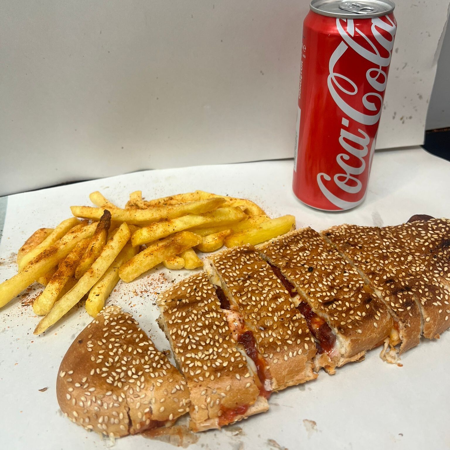 Susamlı Ekmek Atom + Coca Cola