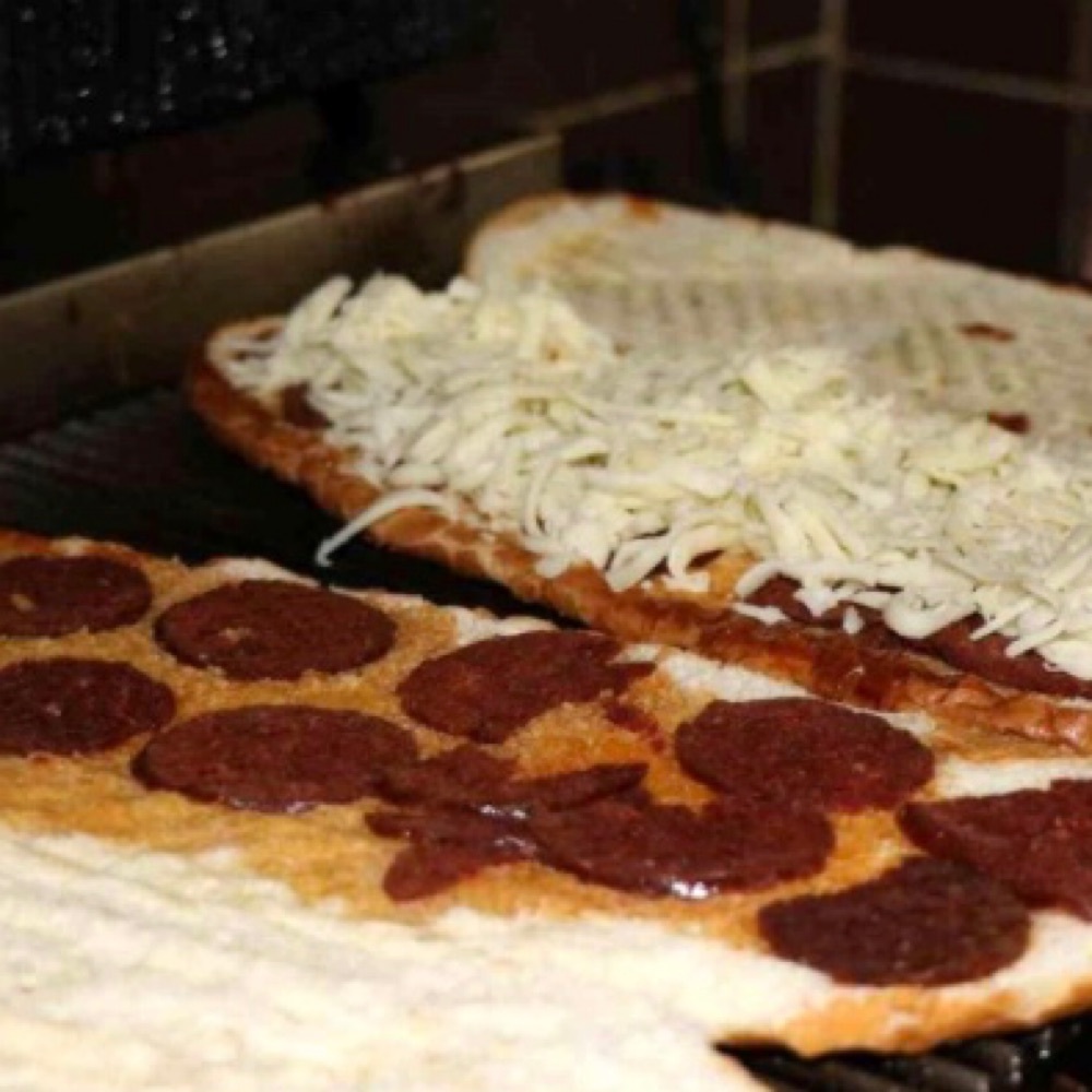 3 Çeyrek karışık Sanayi Tost’u + ayran