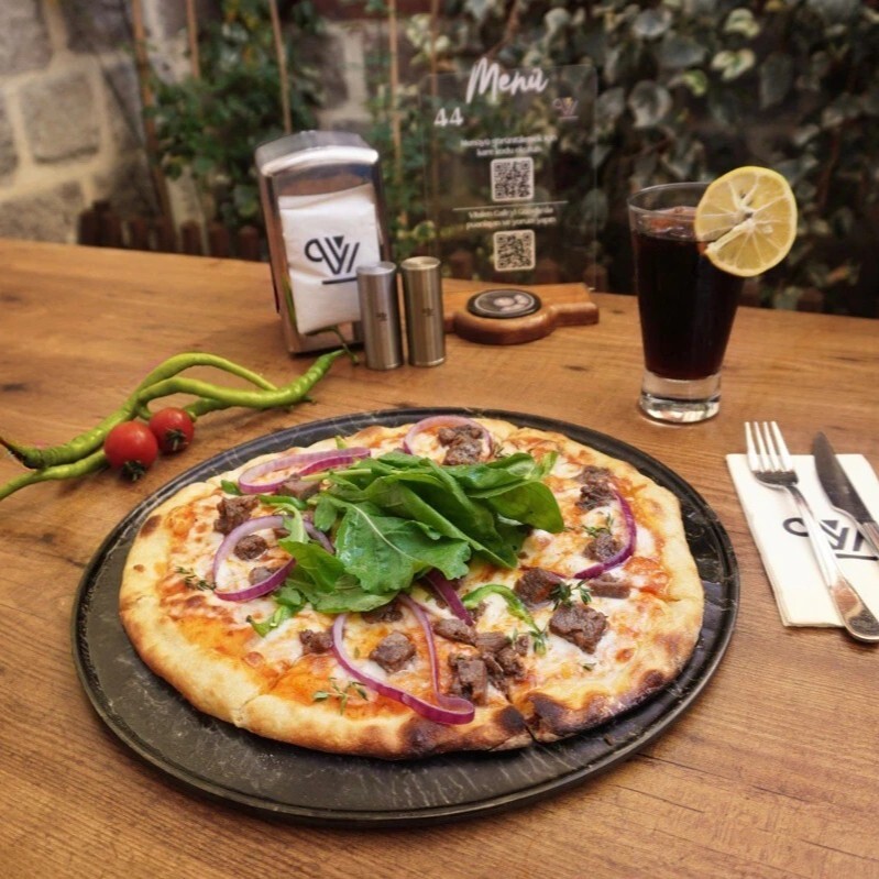 Kavurmalı Pizza