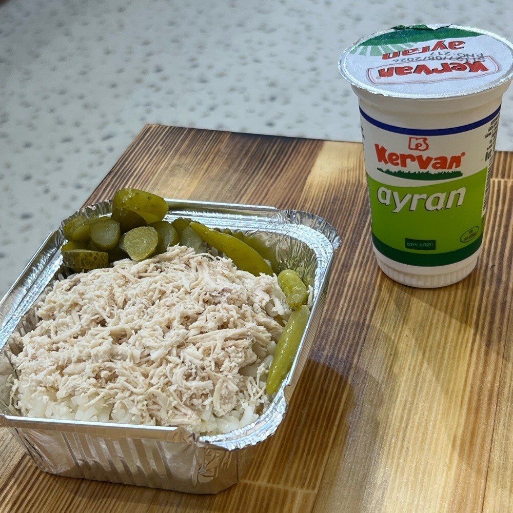 Bol Tavuklu Tereyağlı Nohutlu Pirinç Pilavı + Ayran 180 ml