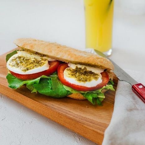 Pesto Soslu Mozarellalı Sandviç