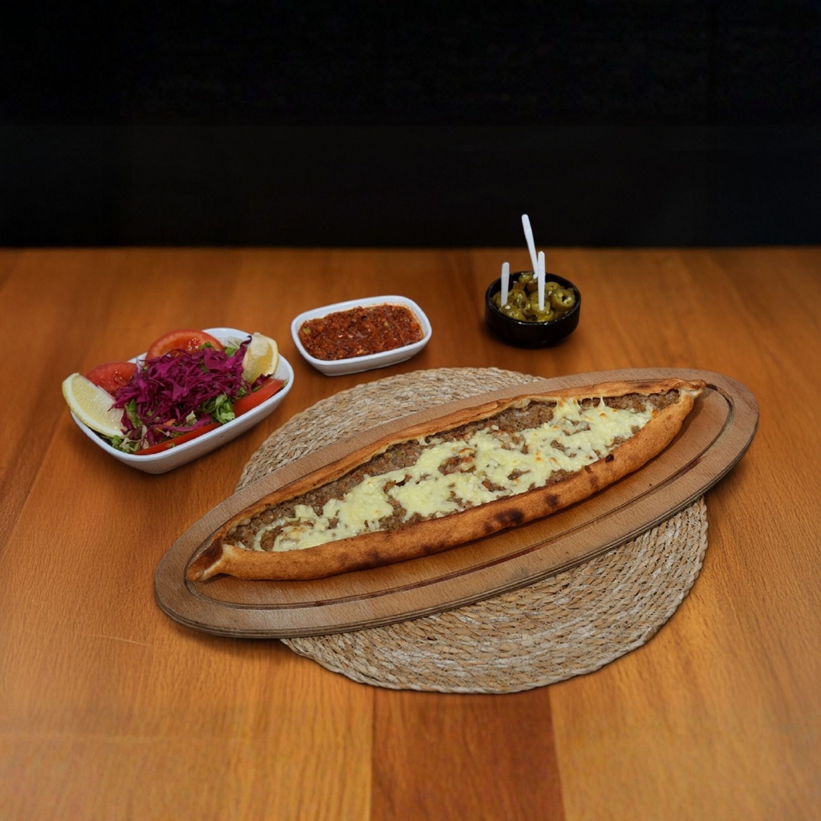 Kıymalı Kaşarlı Pide