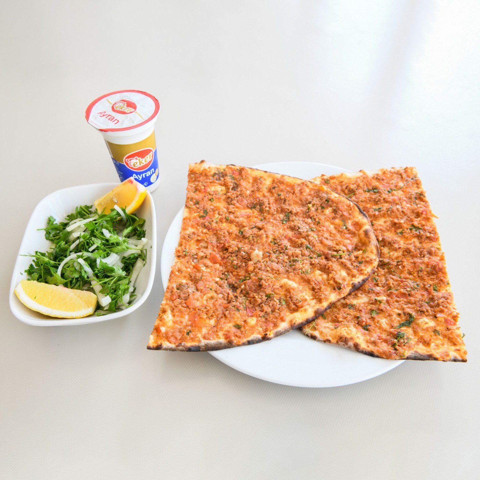 1 Adet Lahmacun + Salata + Kutu İçecek