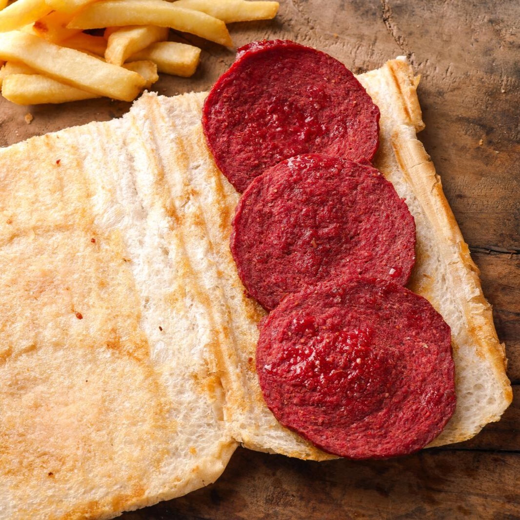 Yarım Ekmeğe Sucuklu Tost