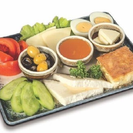 Su börekli kahvaltı tabağı