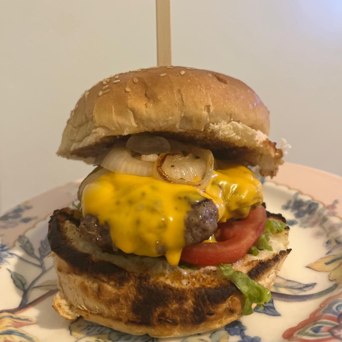 Hamburger(El Yapımı Köfte)+ Patates kızartması + Ayran