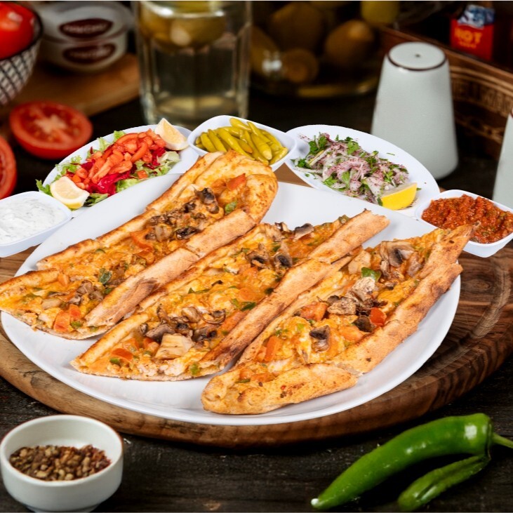 Tavuklu Mantarlı Kaşarlı Pide