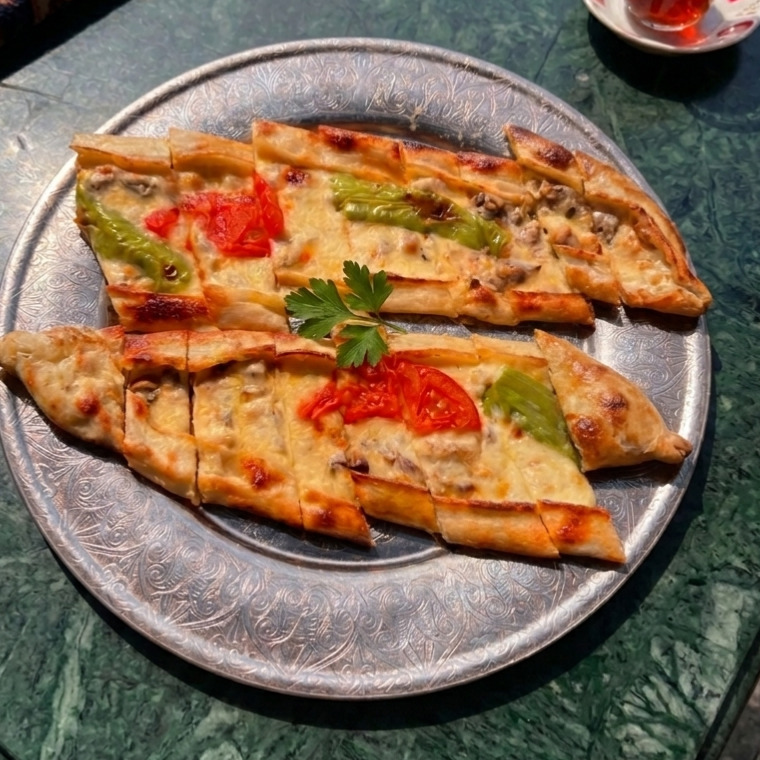 Mantarlı Kaşarlı Karadeniz Pidesi