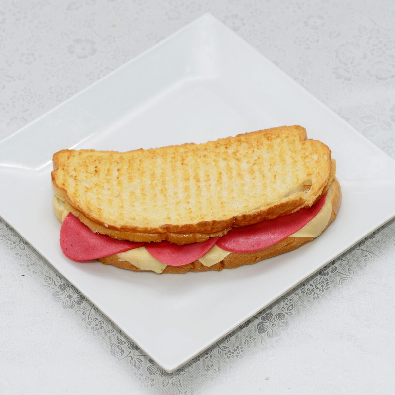 Ayvalık Ekmeğine Salam Kaşarlı Tost