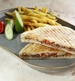 Bazlama Ekmeğine Kavurmalı Tost