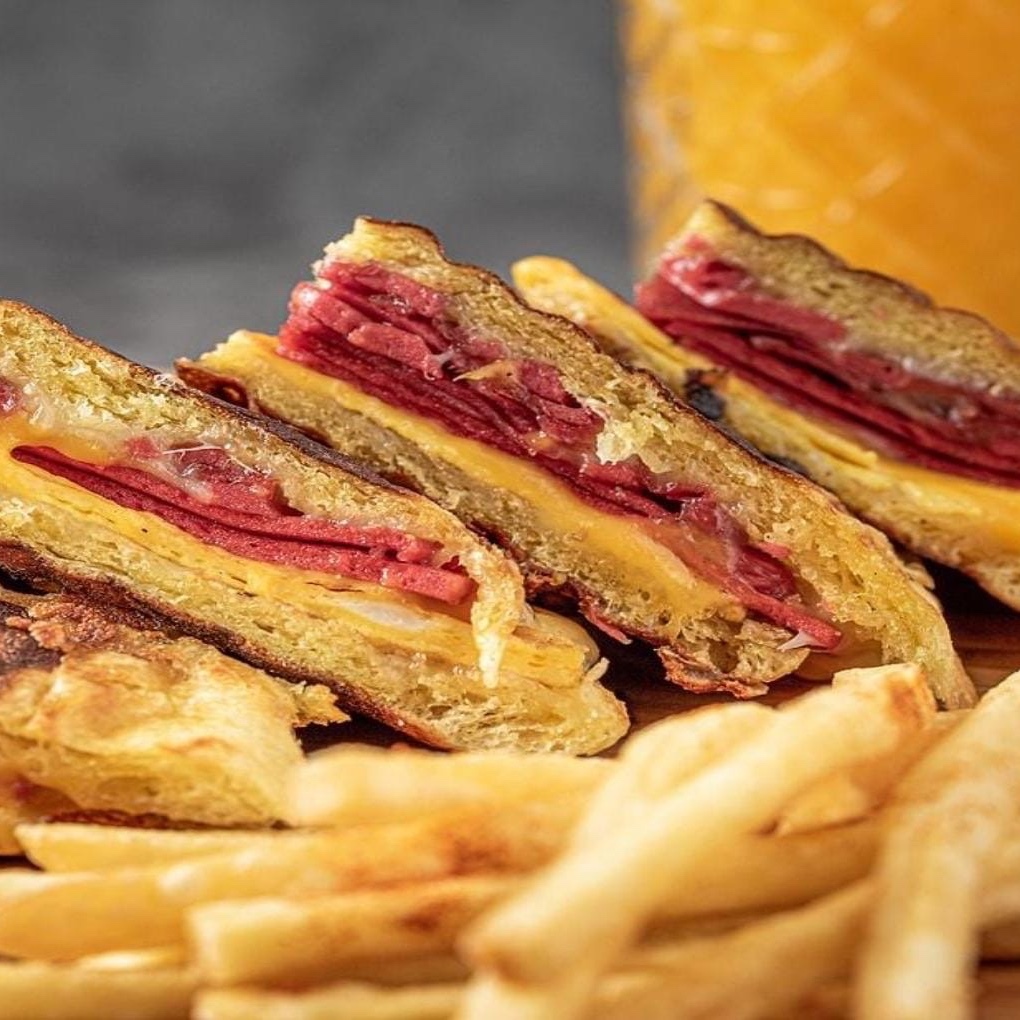 Yarım Ekmek Arası Salamlı Kaşarlı Tost