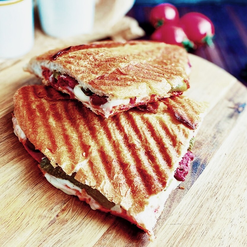 Kavurmalı Karışık Tost & Coca-Cola (33 cl.)