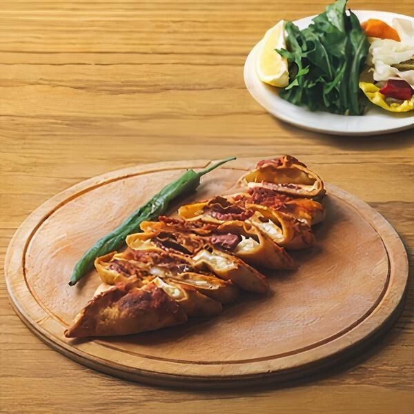 Salçalı Peynirli Sucuklu Pide (Kapalı)